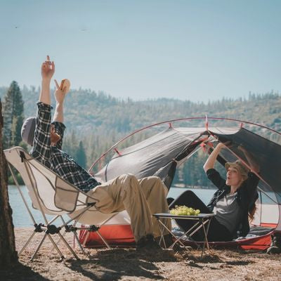 Couple déjeune devant tente 2 place ultra légère
