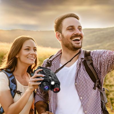 Couple heureux de leur découverte avec jumelles à infrarouge