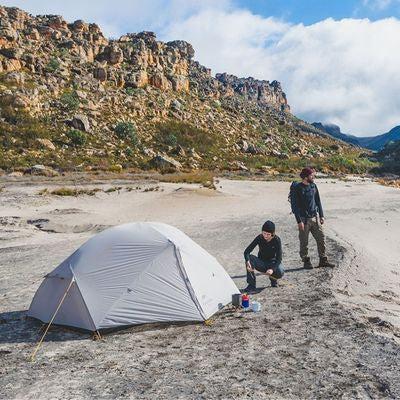Couple installe tente camping auvent fermé