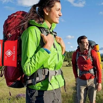 Couple marche crêtes vosgiennes avec trousse premier secours