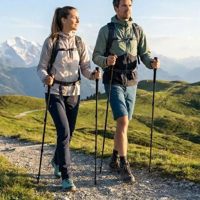 Couple marche sentier crêtes batons pour marche nordique carbone