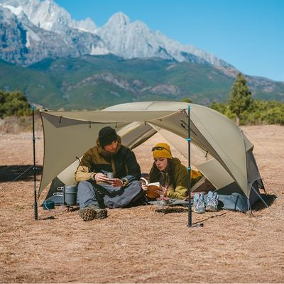 Couple pause café tente camping ouverte avec auvent déployé