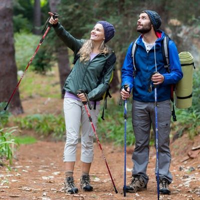 Couple promenade chacun baton pour le trail