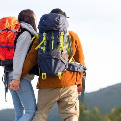 Couple randonne homme filtre à eau fixé avec mousqueton