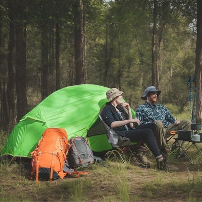 Couple randonneurs devant tente 2 place ultra légère