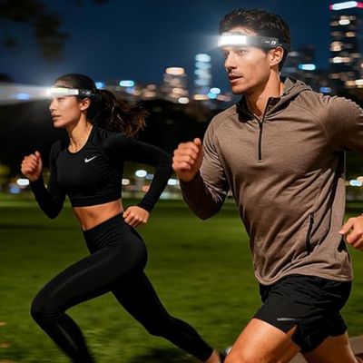 Couple s'entraine soir course à pied avec bandeau frontal