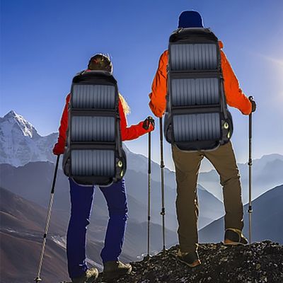 Couple sac a dos panneau solaire admire sommets
