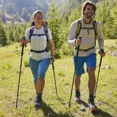 Couple batons marche nordique chaume montagne