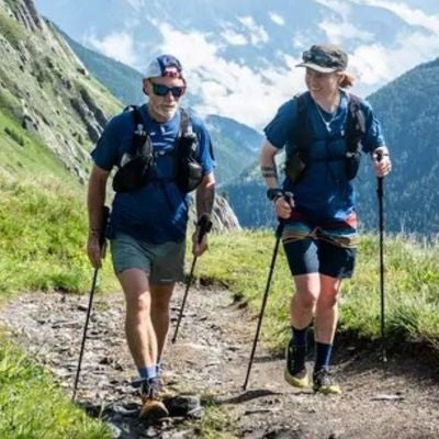 Couple batons marche nordique chemin montagne