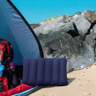 Coussin gonflable appuyé dehors sur tente