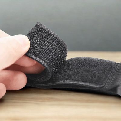 Détail mousqueton crochet suspension système MOLLE