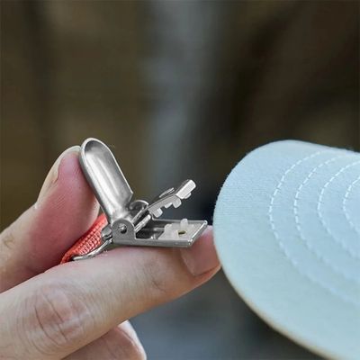 Détail pince bretelle mousqueton accrochage sur visière casquette