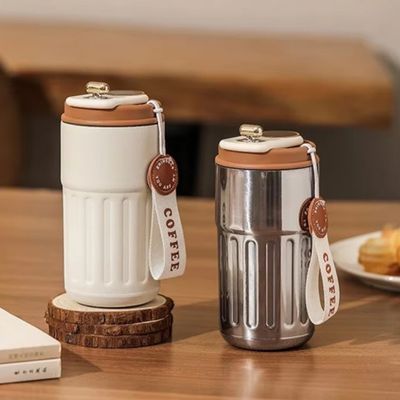 Deux variantes pour un mug isotherme révolutionnaire