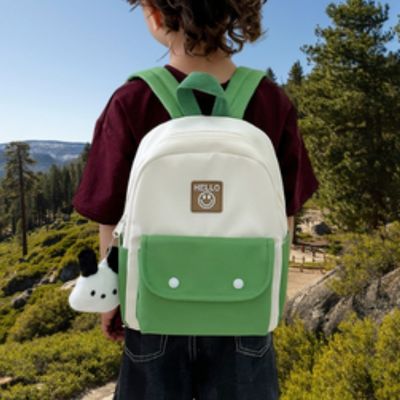 Enfant avec beau sac randonnée enfant vert