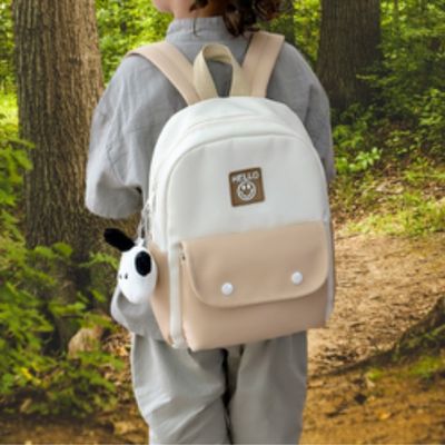 Enfant avec sac randonnée enfant sentier forêt beige