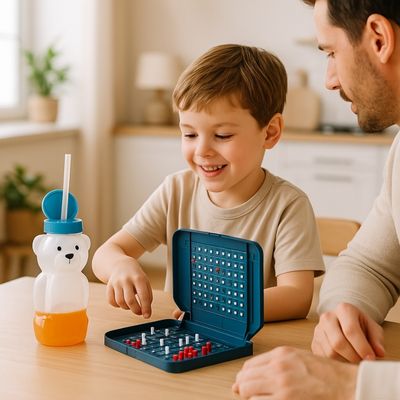 Enfant joue père gourde réutilisable pour compote côté lui