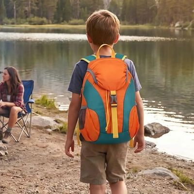 Enfant sac randonnée enfant sur dos bord lac