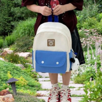 Enfant tient la poignée son sac randonnée enfant bleu