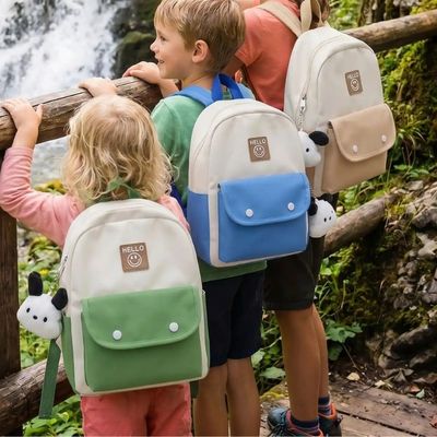 Enfants avec chacun sac randonnée enfant admirent cascade