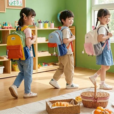 Enfants sac a dos enfant maternelle dans classe