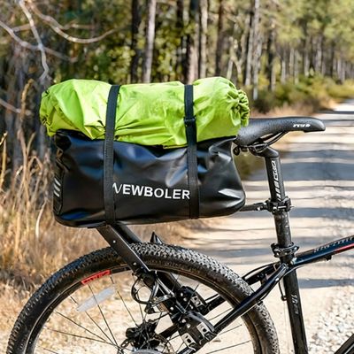 Ensemble porte bagage vélo sacoche voie verte forêt pins