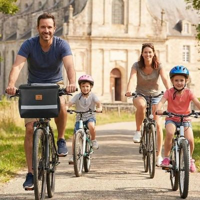 Famille rando vélo sacoche guidon vélo passe devant abbaye