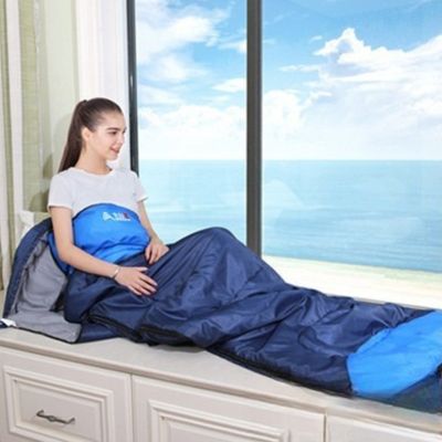 Femme assise dans un des sacs de couchage confortables