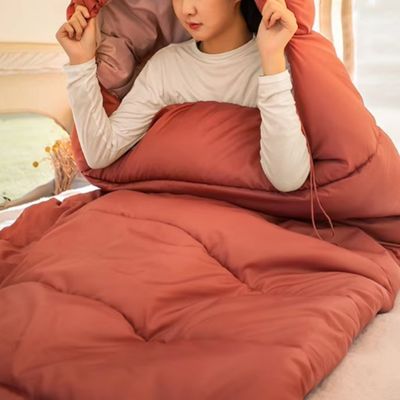 Femme assise sac de couchage 0 degré capuche tête
