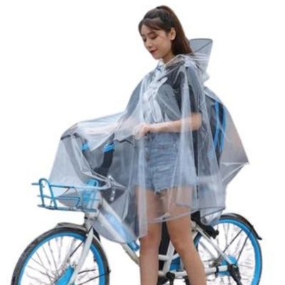 Femme avec cape de pluie vélo transparente