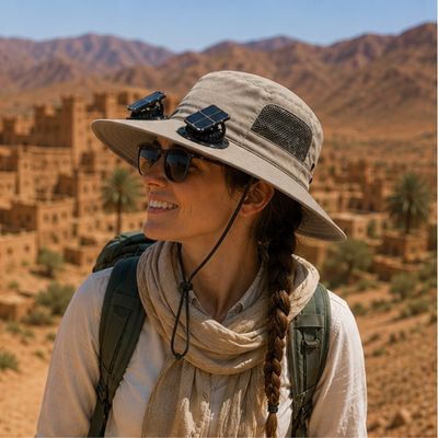 Femme avec chapeau randonnée solaire trek Maroc