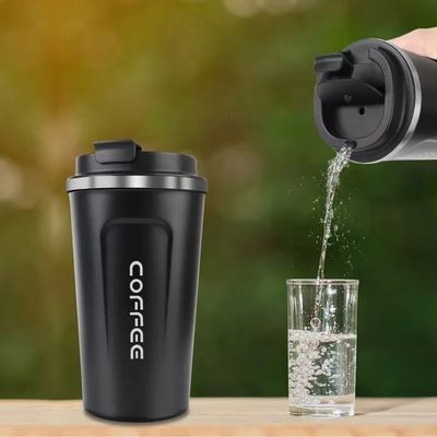 Femme avec mug isotherme café remplie eau verre