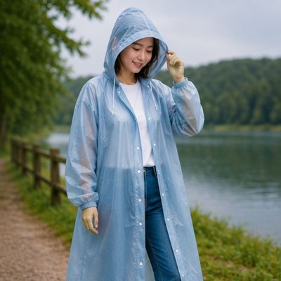 Femme balade bord rivière cape de pluie femme
