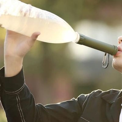 Femme boit paille pour filtrer l'eau montée directement bouteille