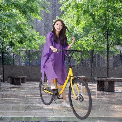 Femme cape de pluie pour vélo place ville averse