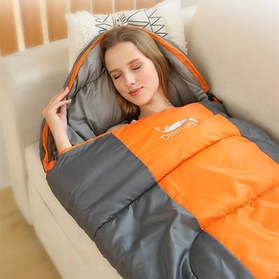 Femme couchée sac de couchage grand froid sur canapé