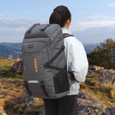 Femme debout avec sac randonnée sur chemin des crêtes