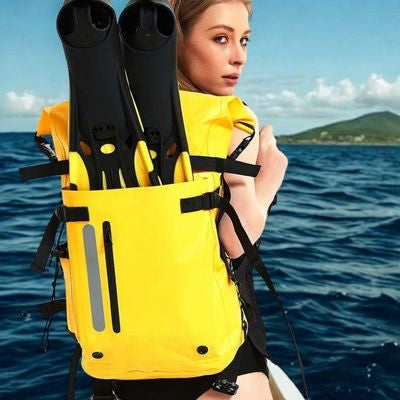 Femme debout bateau palmes dans sac dos etanche prête nage