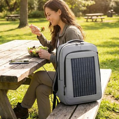 Femme déjeune table pique-nique sac chargeur solaire recharge portable