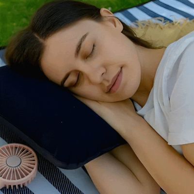 Femme dort bien tête reposant coussin gonflable fonctionnel