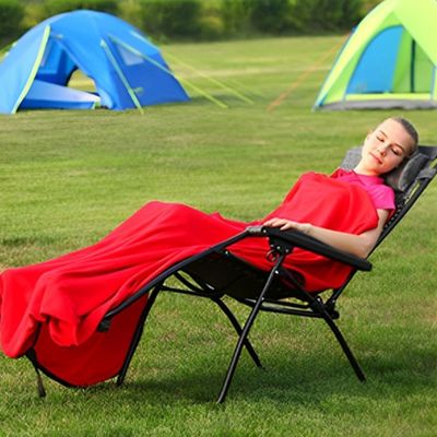 Femme dort siège camping dans sac de couchage