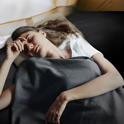 Femme endormie allongée avec sac de couchage sur elle