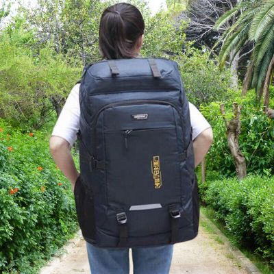 Femme essaie sac randonnée dans jardin public