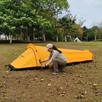 Femme fini installer tentes 1 place
