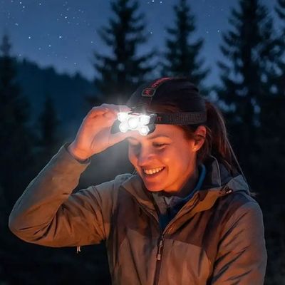 Femme heureuse randonnée lampe frontale sur tête