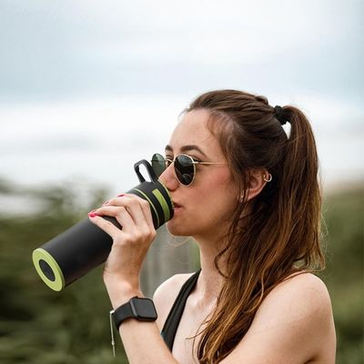 Femme hydratation avec gourde filtre eau écologique