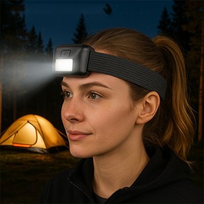Femme lampe frontale légère à piles rêve bivouac tente
