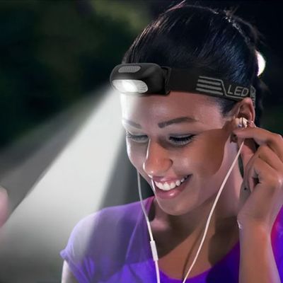 Femme lampe frontale rechargeable écoute musique