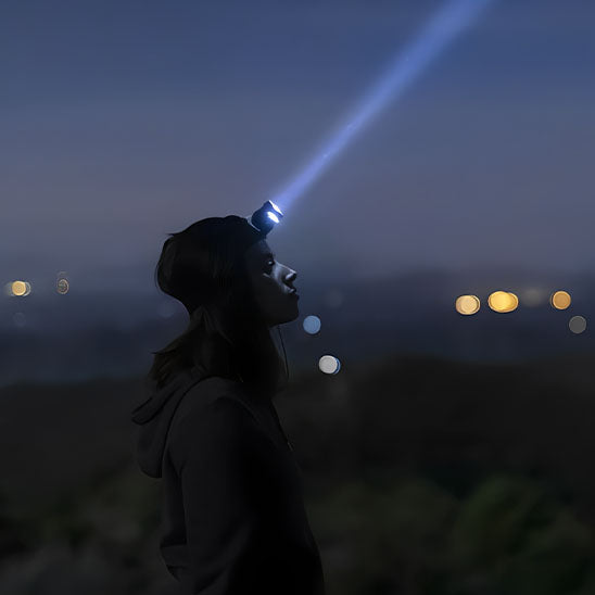 Femme libre nuit avec lampe frontale led rechargeable révolutionnaire
