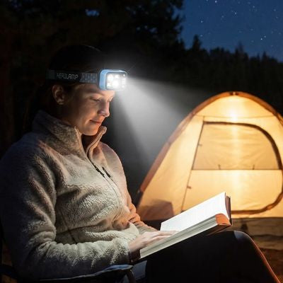 Femme lit dehors tente avec lampe frontale rechargeable usb