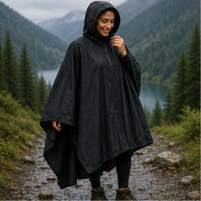 Femme marche cape de pluie femme pendant randonnée